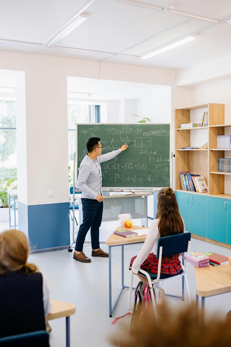 Ile zarabia nauczyciel matematyki w Polsce? Analiza wynagrodzeń i czynników wpływających na pensje