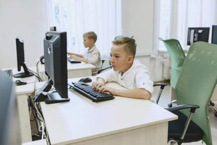 Edb co to za przedmiot i dlaczego jest kluczowy dla młodzieży?